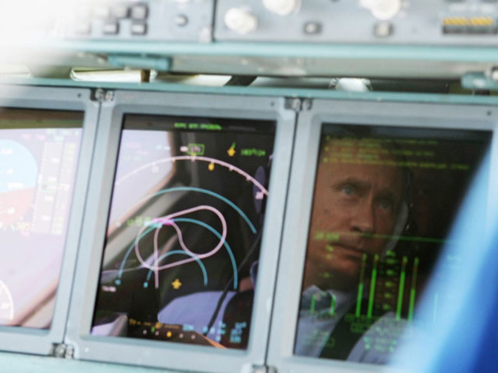 Vladimir Putin supervisa desde un hidroavión las labores de extinción de incendios | Ver