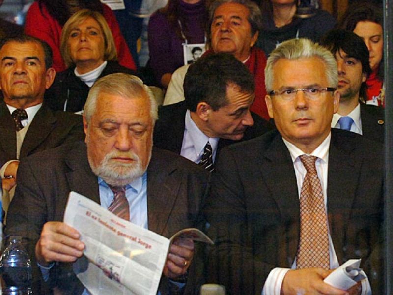 Garzón, increpado en Argentina en el juicio contra el ex dictador Videla: "¡Vivan los falangistas!"