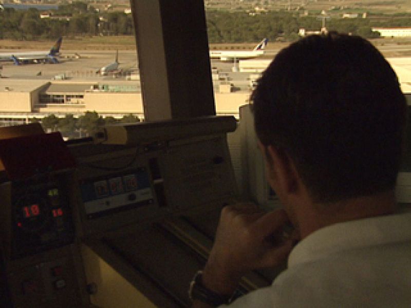 Los controladores y AENA retoman la negociación tras descartarse una huelga en agosto