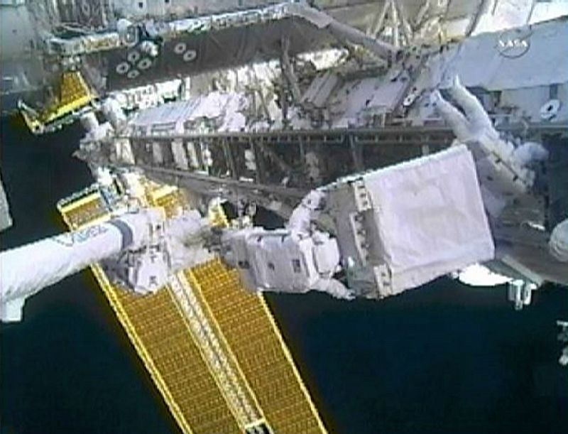 Los astronautas desmantelan la bomba averiada de refrigeración de la Estación Internacional