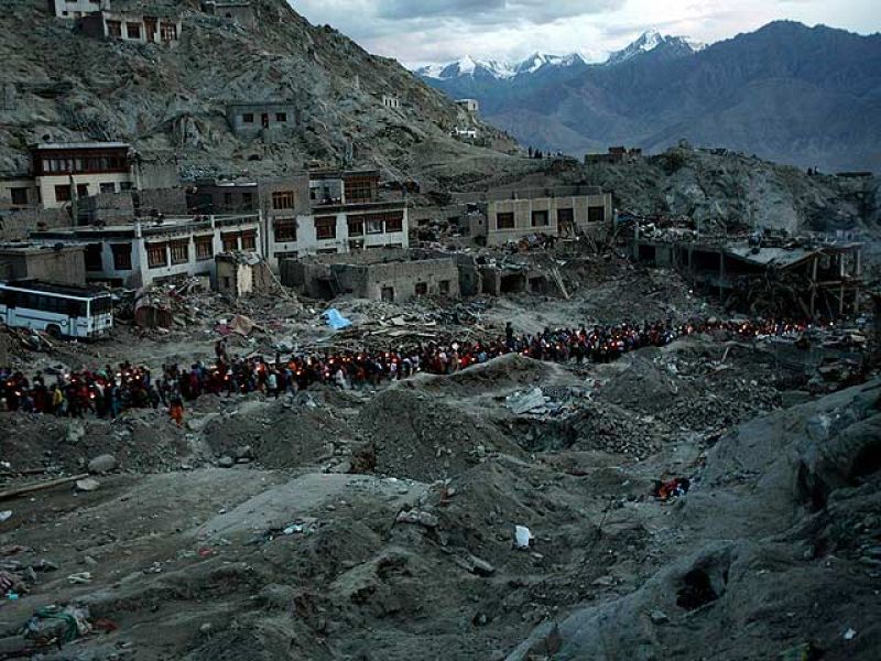 India eleva el número de muertos a 183 y continúa sin localizar a 163 turistas extranjeros