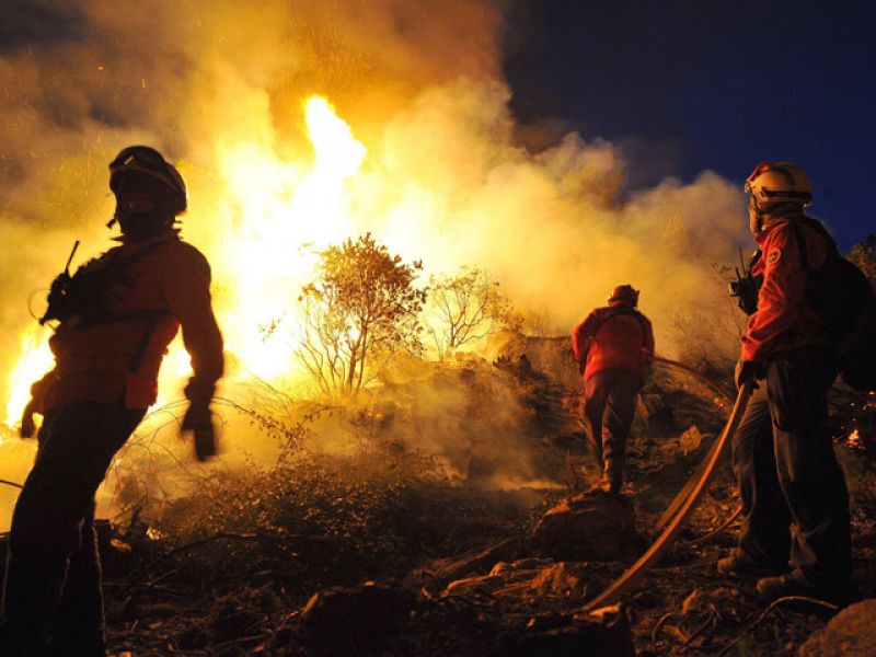 Arde el norte de Portugal con más de 30 incendios mientras las llamas se acercan a España