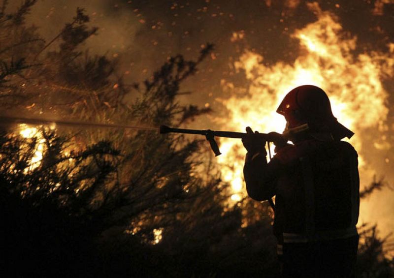 Mueren dos bomberos cuando sofocaban un incendio forestal en Pontevedra