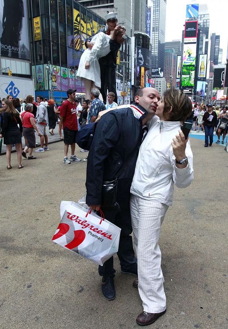 E.E.UU. conmemora el fin de la II Guerra Mundial con un maratón de besos en Times Square