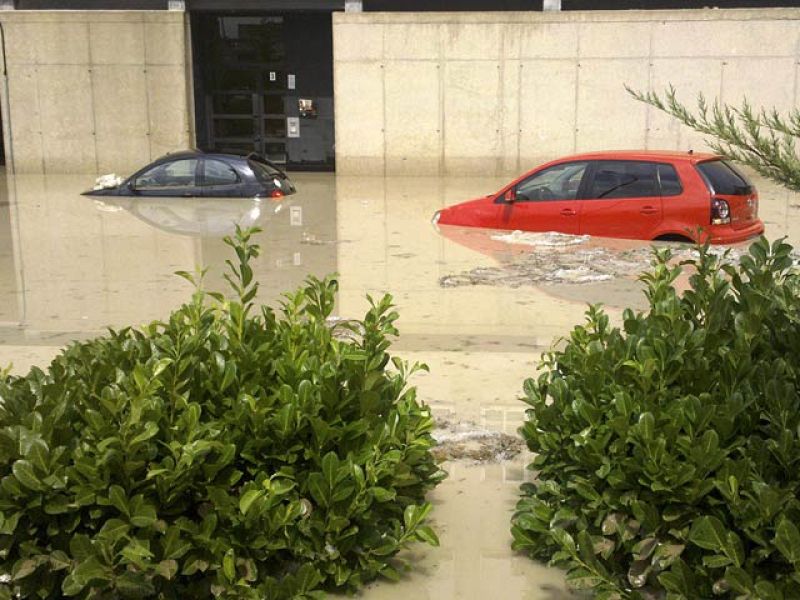 Una fuerte tromba de agua y granizo inunda varias zonas de la ciudad de Cuenca