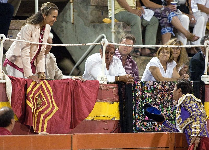 La Infanta Elena, aplaudida en la primera corrida a la que acude la Familia Real desde la prohibición