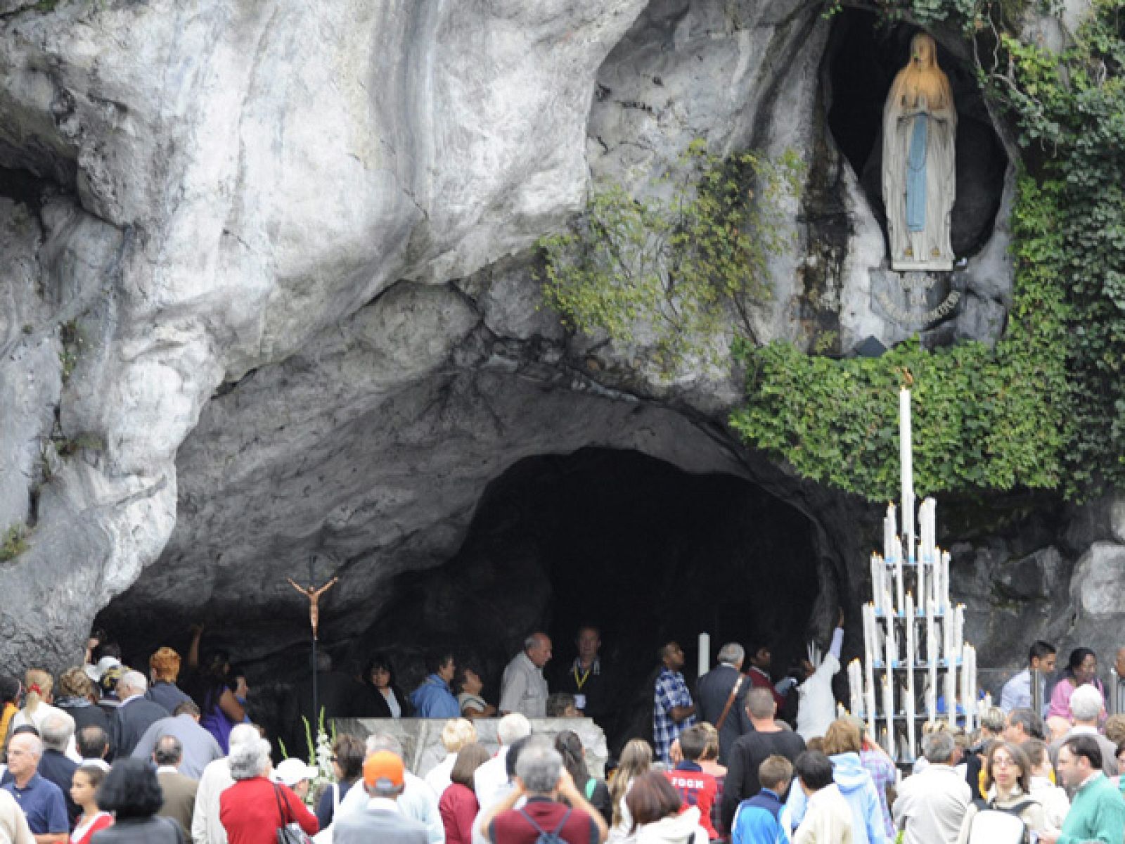 Desalojan el Santuario de Lourdes por avisos de bombas