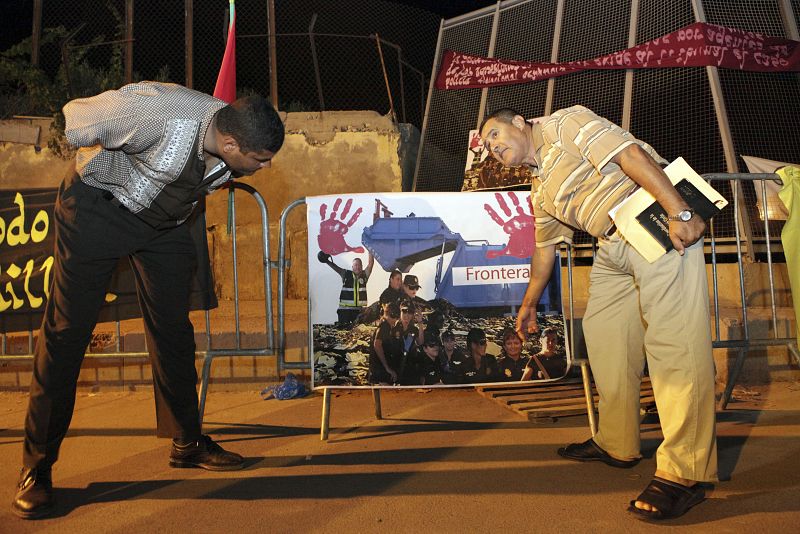 Activistas marroquíes colocan un nuevo fotomontaje contra policías españoles en la frontera