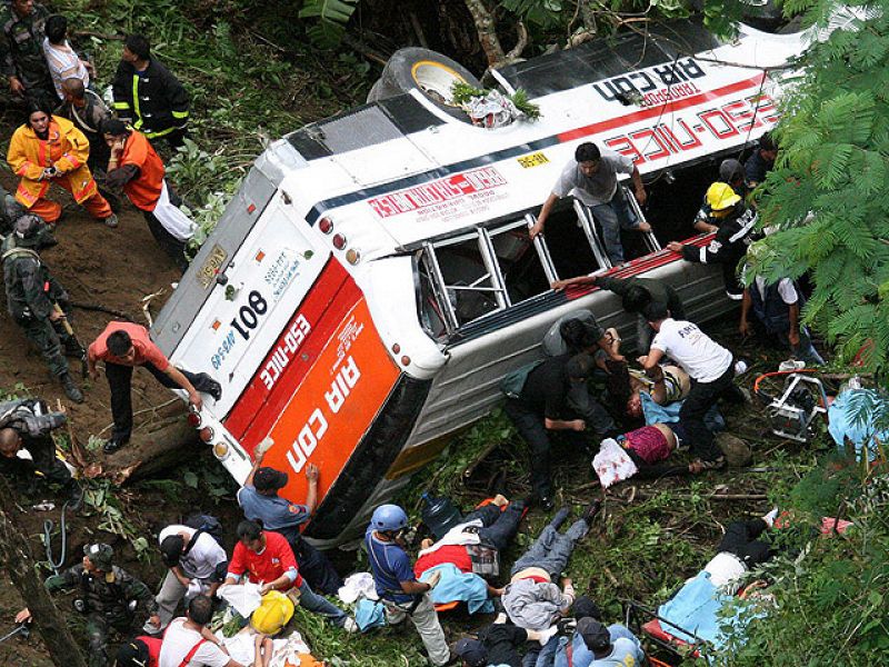 Mueren 40 personas al precipitarse un autobús en un barranco en Filipinas