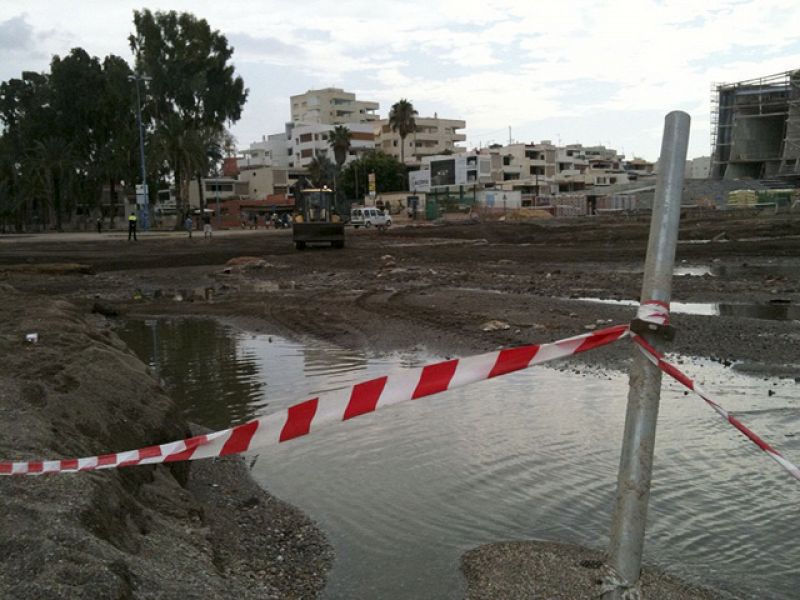 Protección Civil busca dos coches sumergidos en el mar en la playa de Las Delicias de Águilas