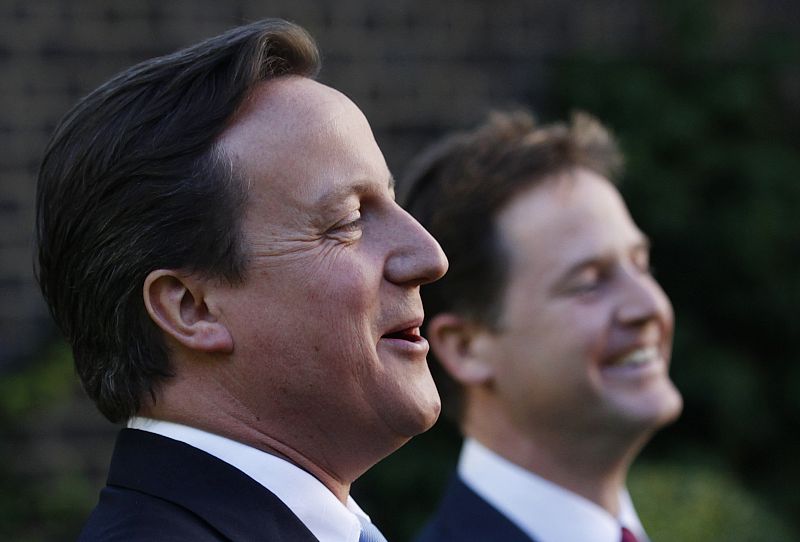 Los británicos aprueban los 'reformistas' 100 primeros días de la coalición Cameron-Clegg