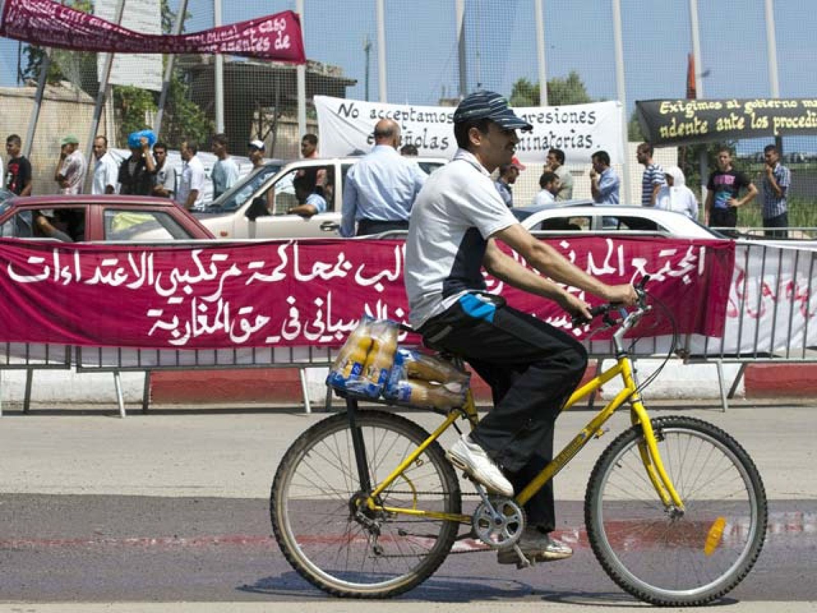 Finaliza el bloqueo en la frontera de Melilla y los activistas marroquíes retiran los carteles | Ver