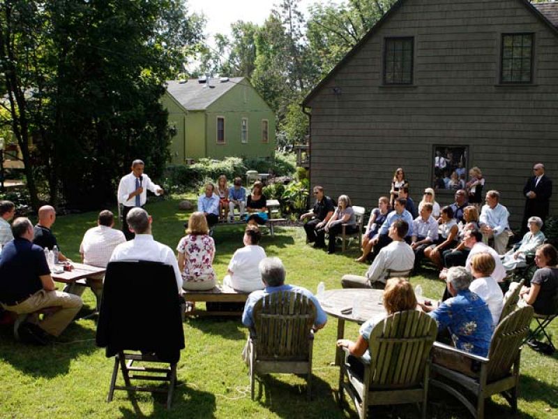 Obama "no se arrepiente" de apoyar la mezquita en Manhattan y los americanos le suspenden