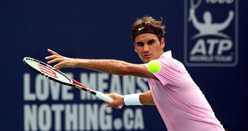 Roger Federer accede a tercera ronda tras el abandono de Denis Istomin