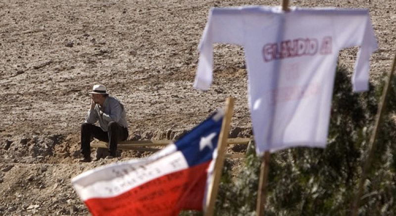 Continúan atrapados, bajo tierra, 33 mineros en Chile después de dos semanas