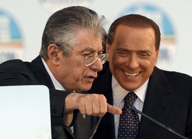 El principal aliado de Berlusconi pide elecciones "lo antes posible" tras la marcha de Fini