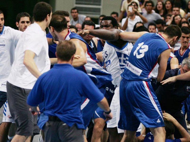 Serbia y Grecia acaban peleándose en un amistoso para el Mundial de Turquía de baloncesto