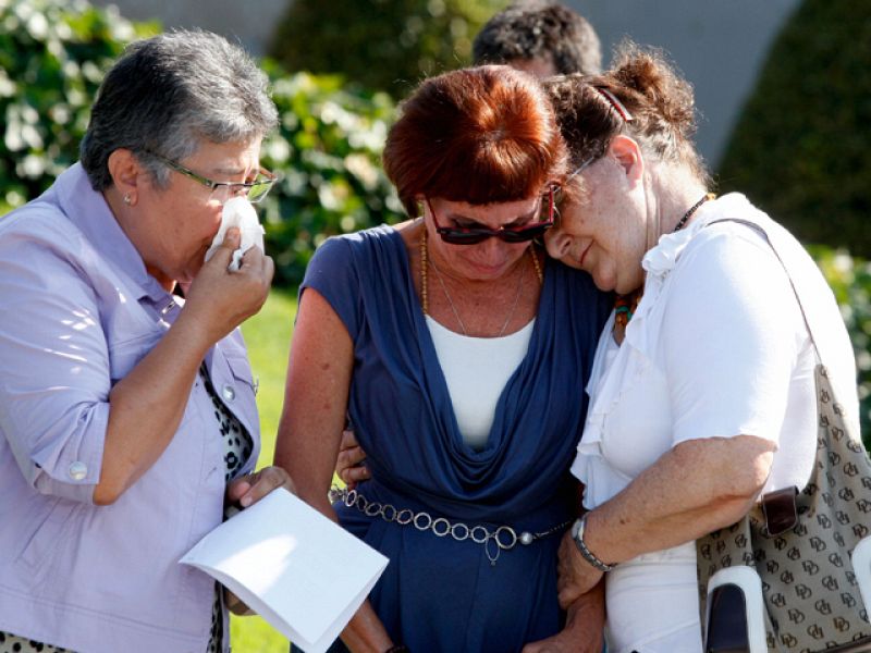 Las familias de las víctimas de Spanair: "A la semana de enterrarlos estábamos solos"
