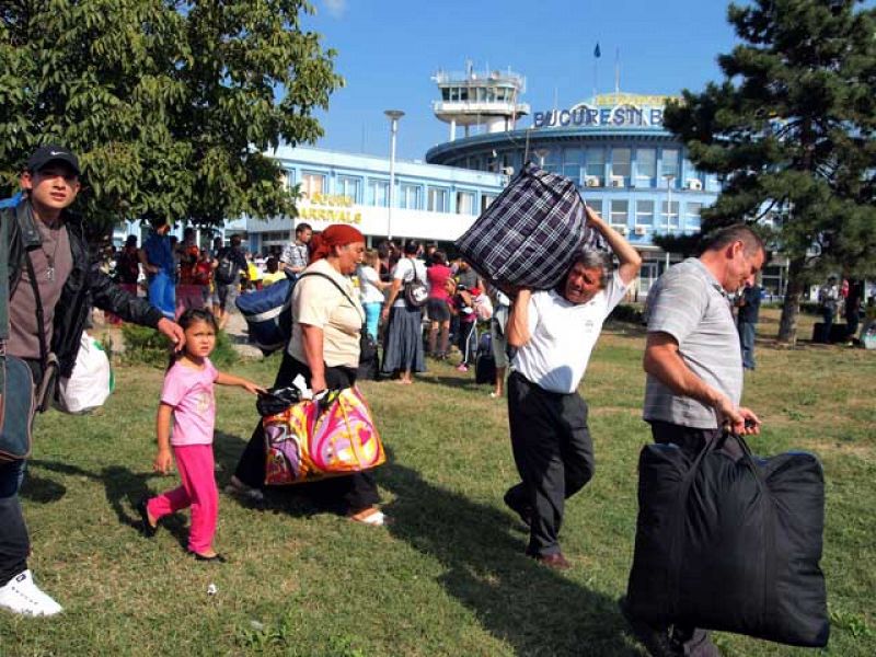 El Gobierno francés ignora las críticas y deporta a una segunda tanda de 124 gitanos a Rumanía