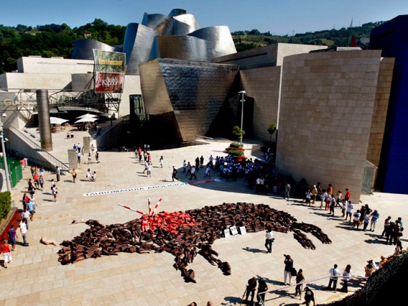 Protestan desnudos ante el Guggenheim para reclamar la abolición de los toros en el País Vasco