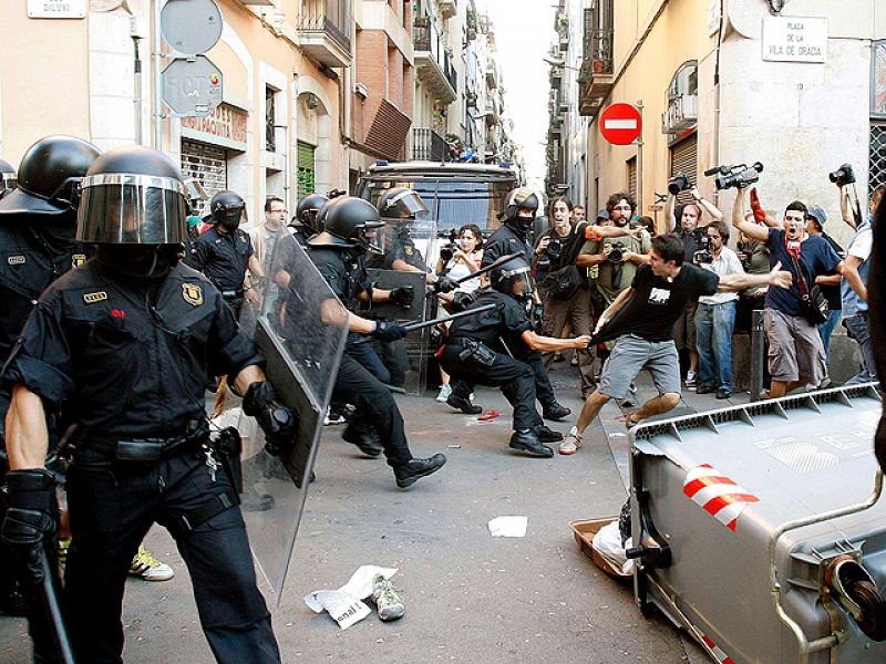 El frustrado homenaje a Laura Riera en Barcelona acaba con carga policial y un detenido