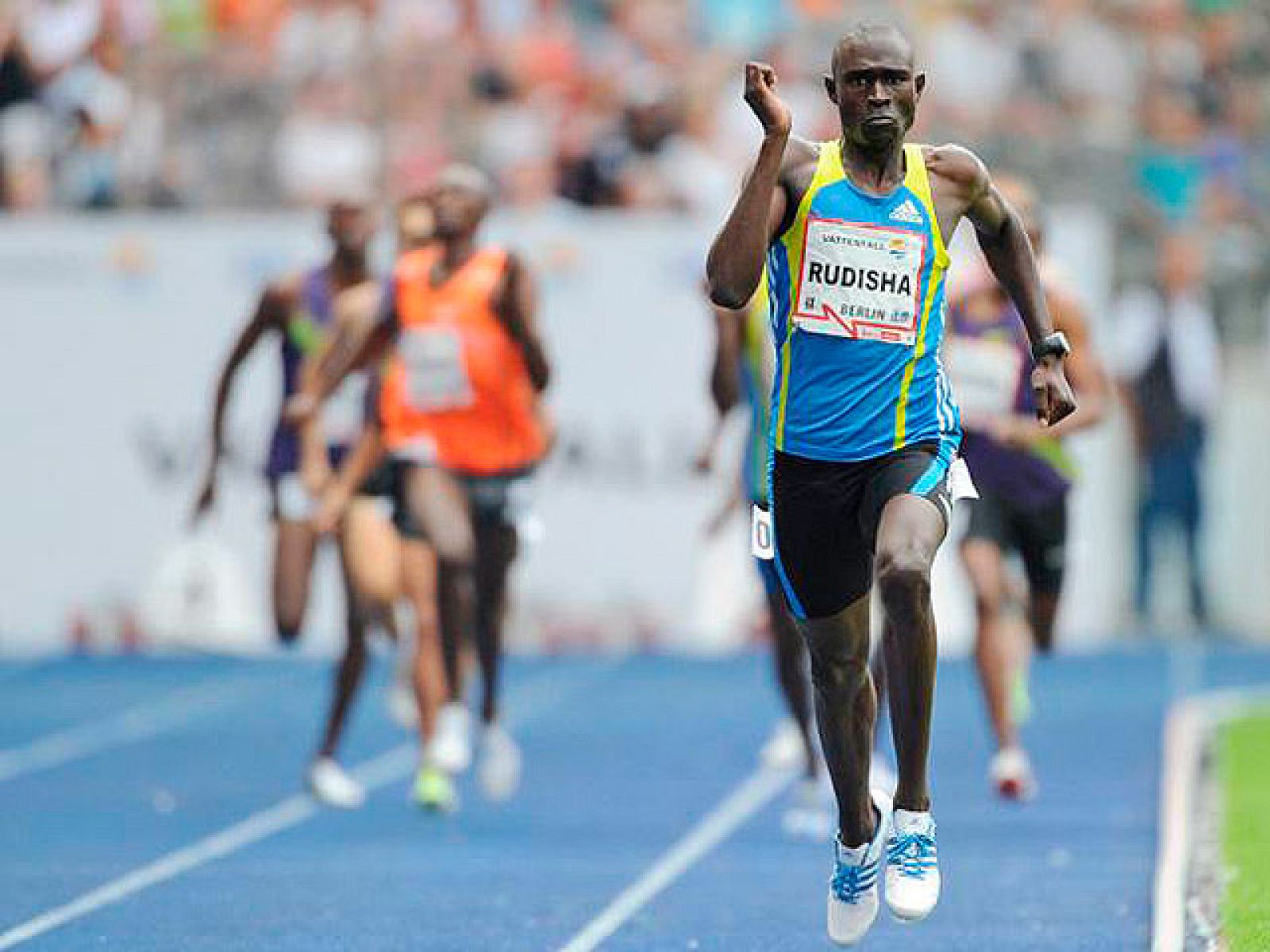 El keniano David Rudisha, de 21 años, rompió hoy el récord mundial de los 800 metros al correr la distancia en la reunión de Berlín en 1:41:09, bajando en dos centésimas el registro que tenía el danés -también nacido en Kenia- Wilson Kipketer desde e