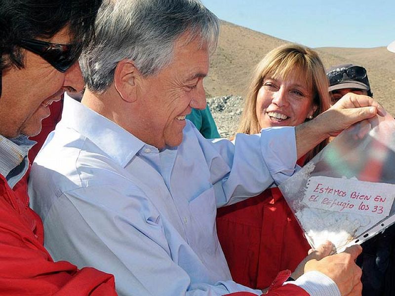 Los 33 mineros atrapados en Chile confirman que están vivos con una nota manuscrita