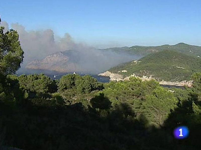 Un incendio forestal obliga a evacuar a 1.500 bañistas de una cala de Ibiza