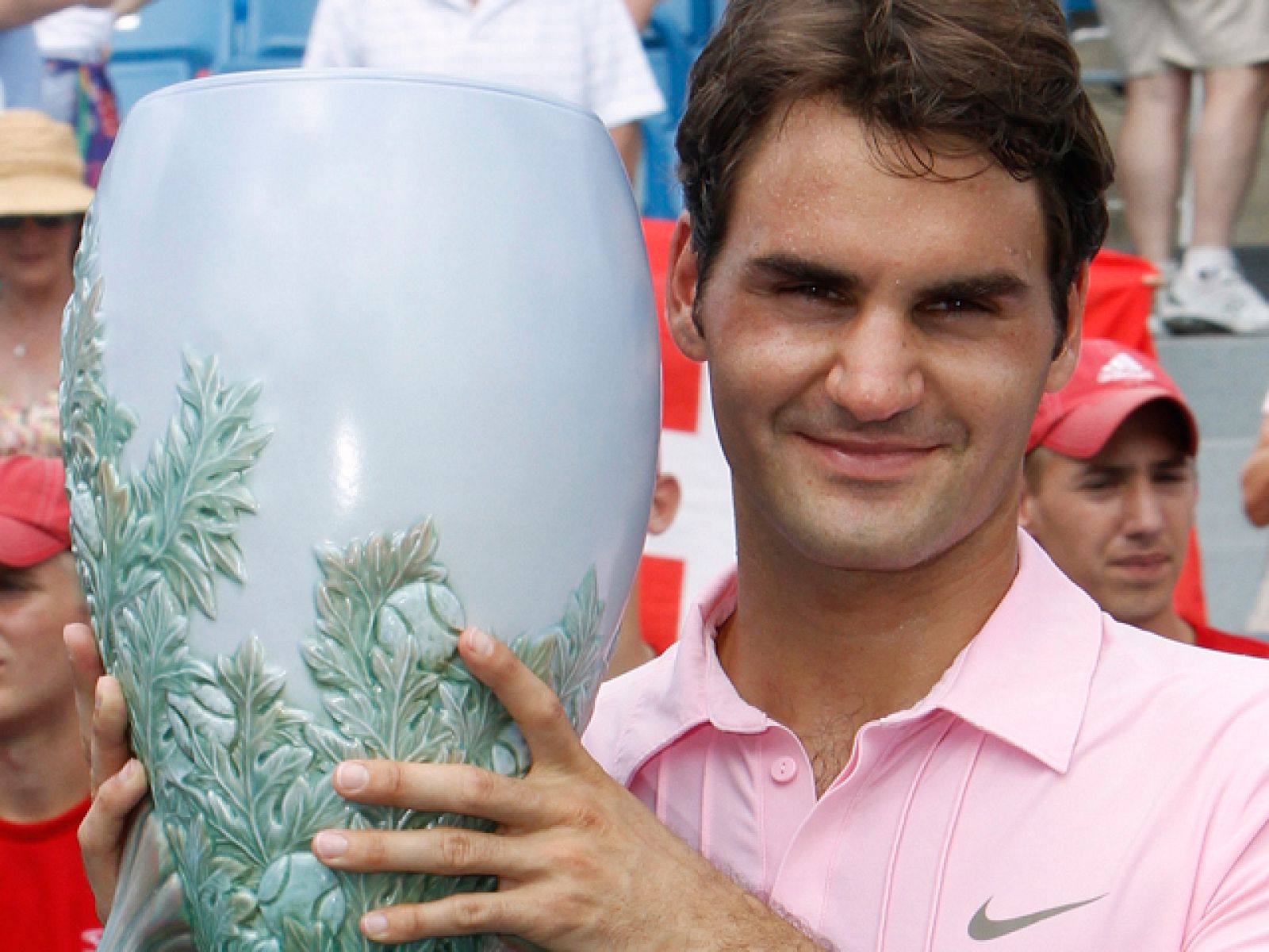 El suizo Roger Federer, segundo favorito, tumbó al estadounidense Mardy Fish (6-7(5), 7-6(1) y 6-4), invitado de la organización y revelación del torneo, y ganó por cuarta vez el Masters 1000 de Cincinnati.