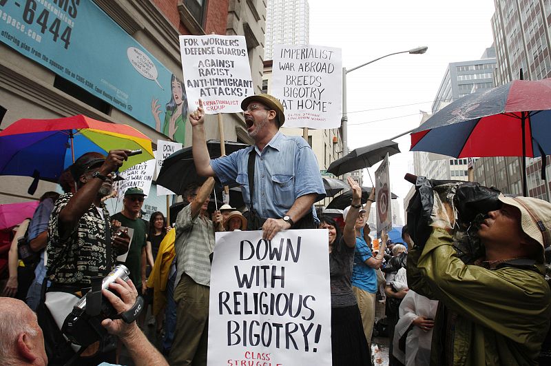 Cientos de neoyorkinos se manifiestan a favor y en contra de la mezquita en la 'zona cero'