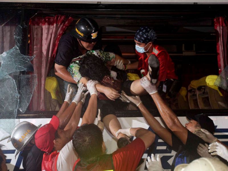 Mueren el captor y ocho rehenes en el asalto de la Policía filipina a un autobús secuestrado