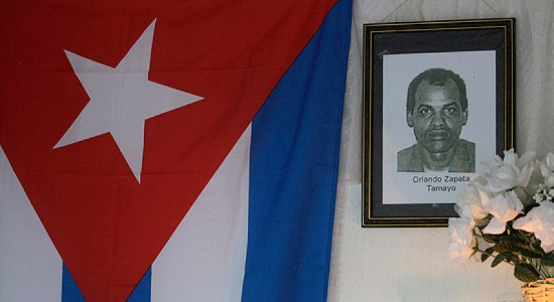 La madre de Zapata logra visitar la tumba de su hijo gracias a la mediación de la Iglesia cubana