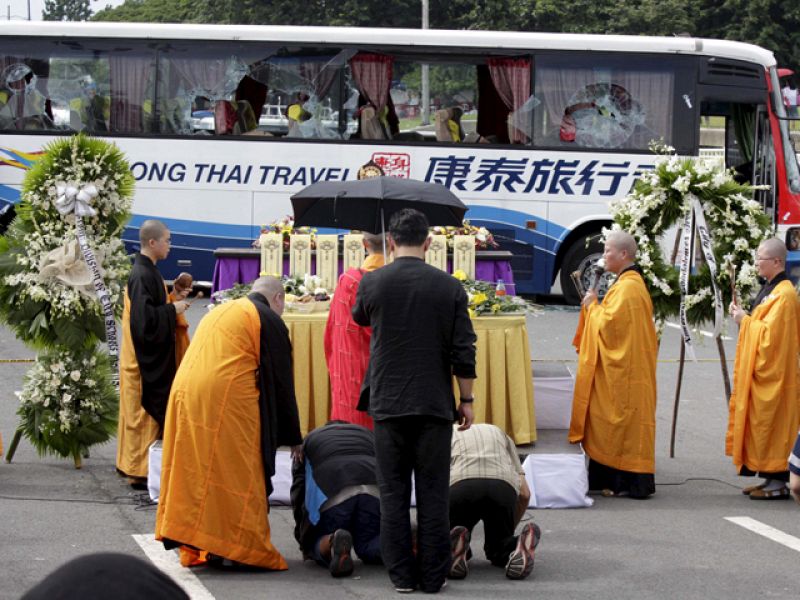 Filipinas entona el 'mea culpa' y reconoce errores en el asalto del autobús secuestrado