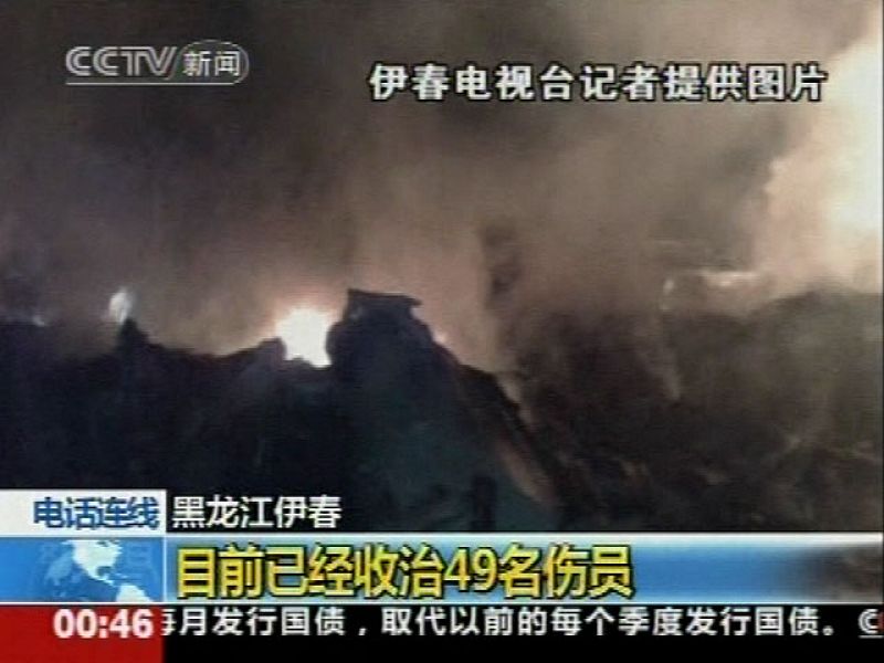 Al menos 42 muertos tras salirse de la pista y quemarse un avión al noreste de China