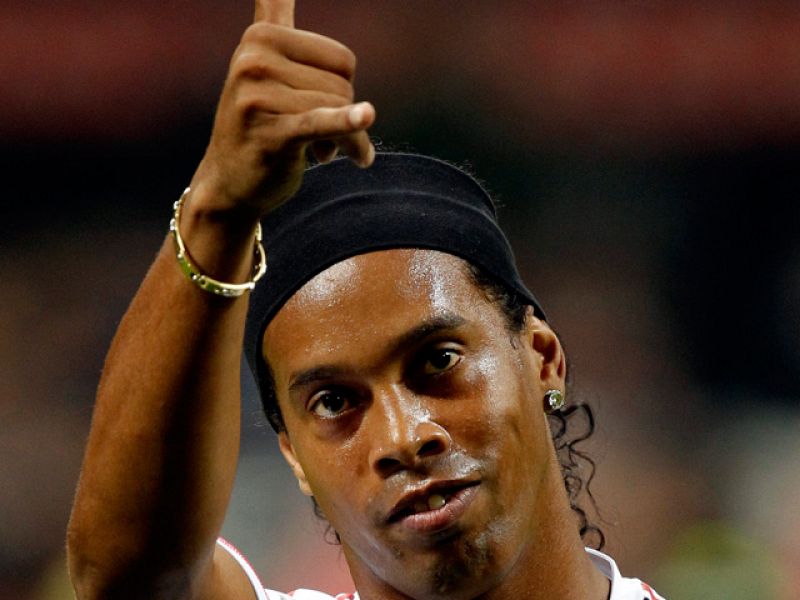 Ronaldinho vuelve al Camp Nou para recibir 'la despedida que nunca tuvo'