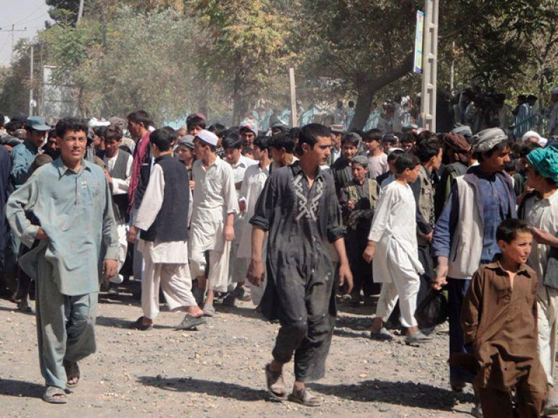 Unos 200 afganos exigen el cuerpo del asesino de los guardias civiles a las puertas de la base