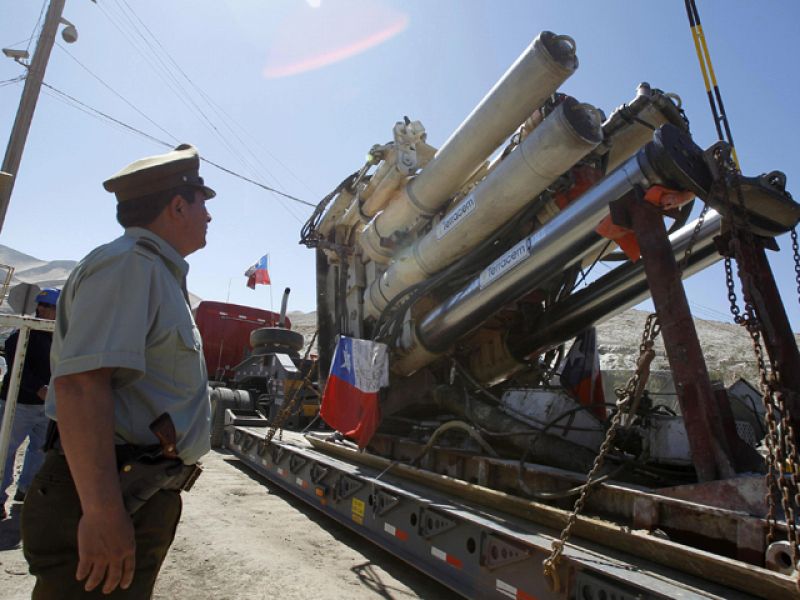 Lista para trabajar la taladradora gigante que abrirá el túnel para rescatar a los mineros de Chile