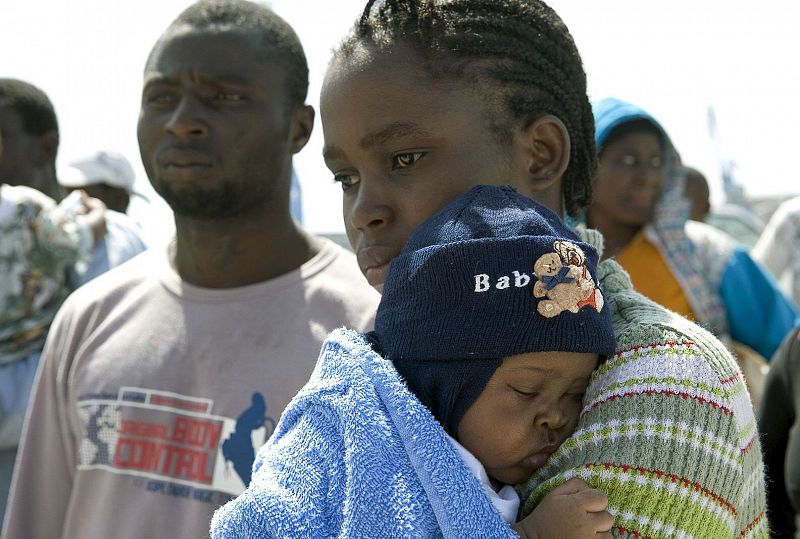 Llega a Motril una patera con 44 inmigrantes, entre ellos tres embarazadas y cinco bebés