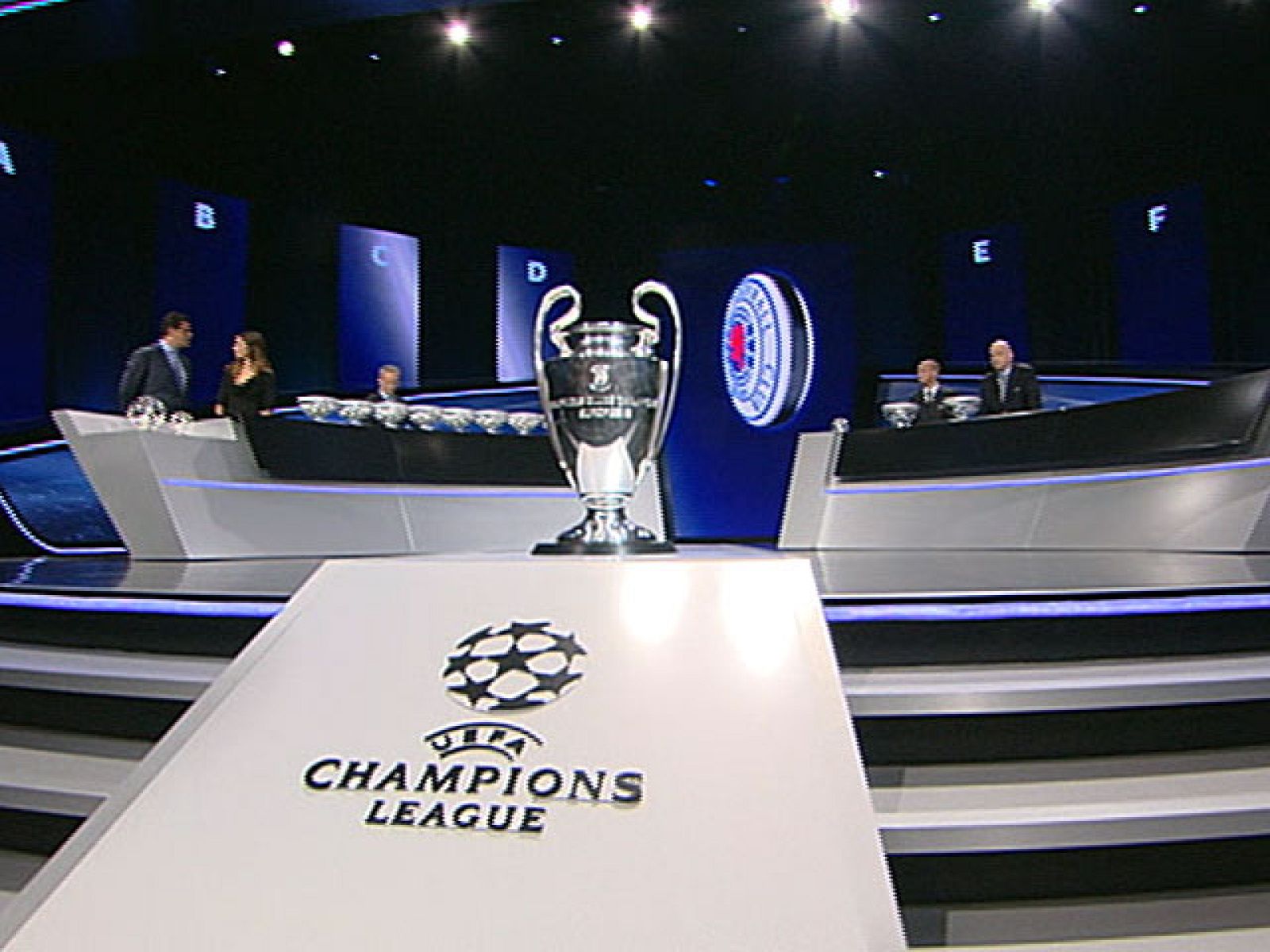 El Barcelona ha tenido suerte en el sorteo de la fase de grupos de la Champions y se enfrentará al Panathinaikos, Copenague y Rubin Kazan. Por su parte el Real Madrid lo tendrá más complicado, ya que se enfrentará a Ajax, Milan y Auxerre, mientras qu