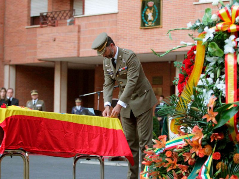 El Príncipe impone la máxima condecoración militar a los guardias civiles asesinados