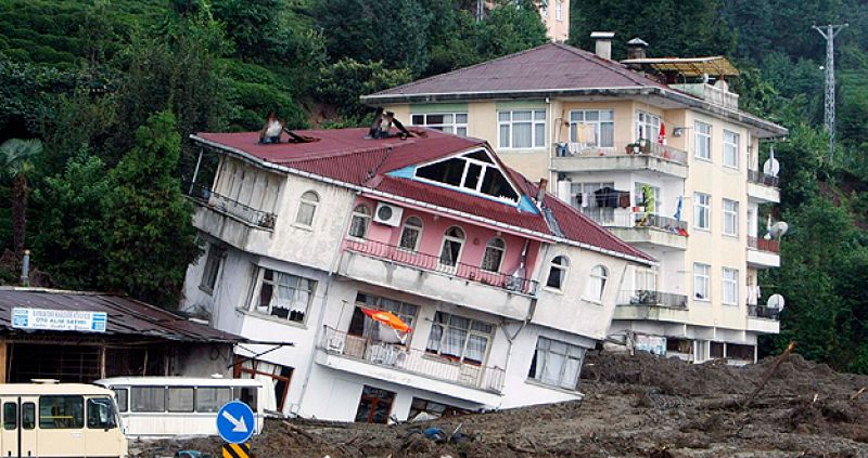 Al menos 11 muertos en un desprendimiento de tierra en Turquía por las intensas lluvias