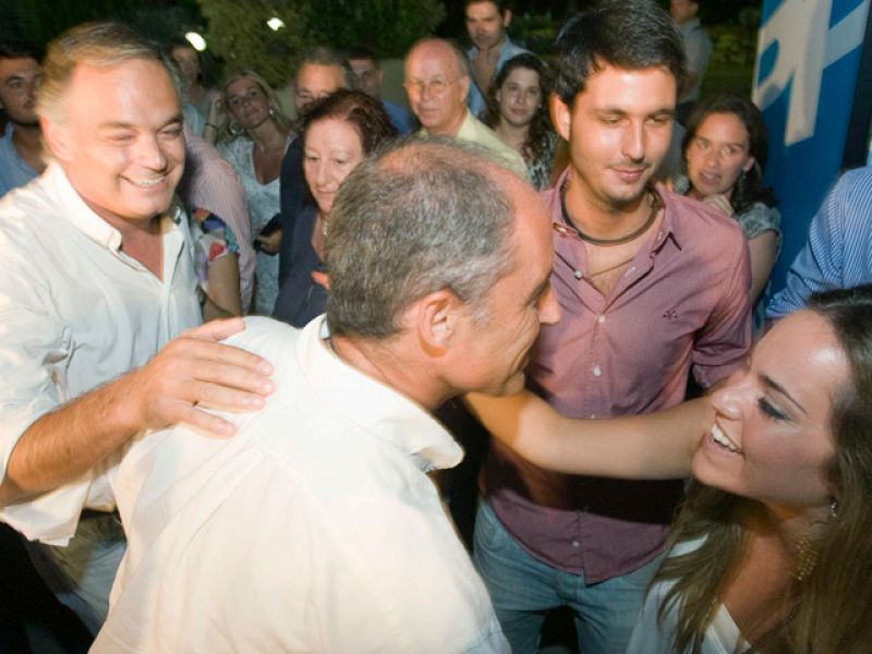 Camps proclama sus "raíces" en un mitin donde González Pons le aplaude como candidato