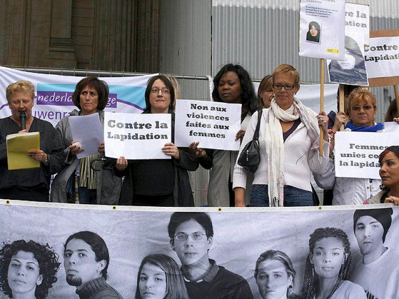 Concentración en París contra la lapidación de la iraní Sakineh Mohammadi