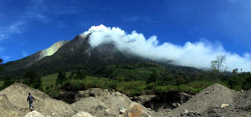Diez mil personas evacuadas tras la erupción del volcán Sinabung en Sumatra