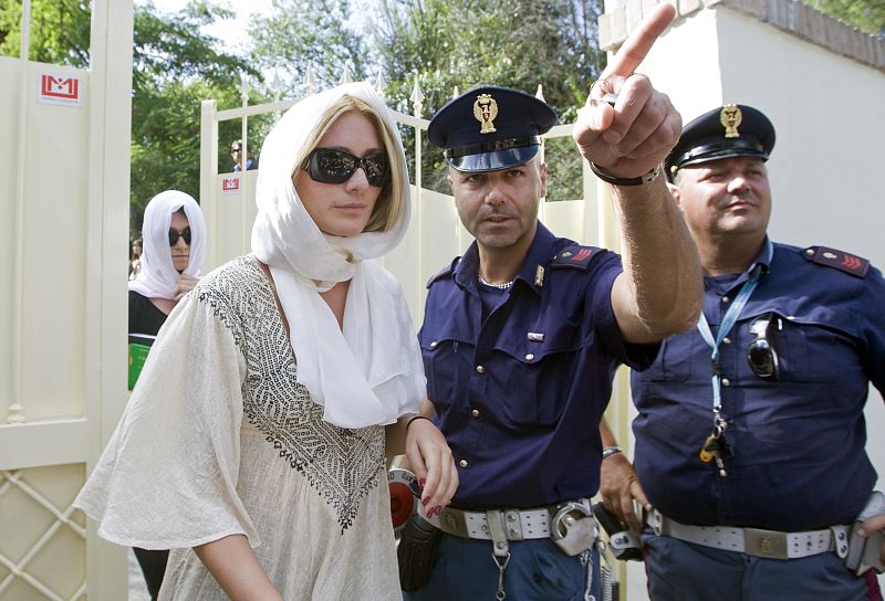 Gadafi se reúne con Berlusconi escoltado por 200 amazonas