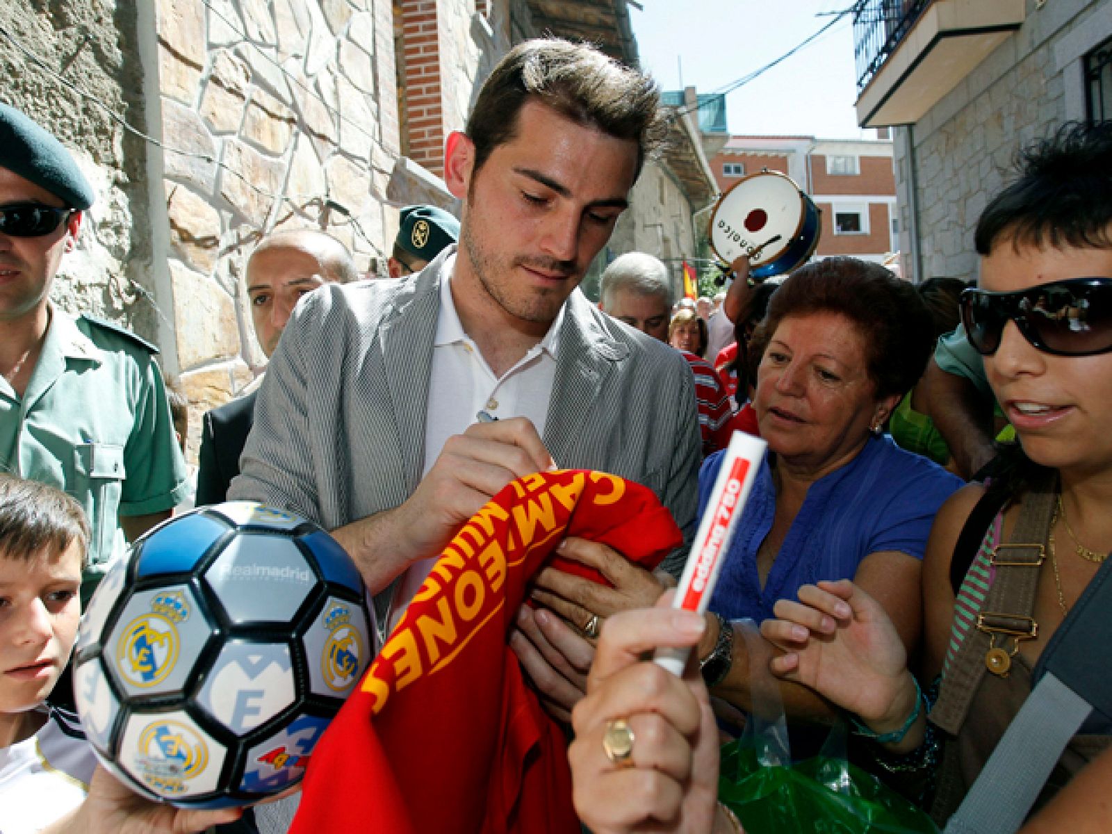 Horas después de haber aterrizado en Madrid procedente de Palma de Mallorca, Íker Casillas se ha traslado a Navalacruz (Ávila), el pueblo de sus padres y abuelos, al que él considera el suyo, para recibir muy emocionado el título de Hijo Predilecto.