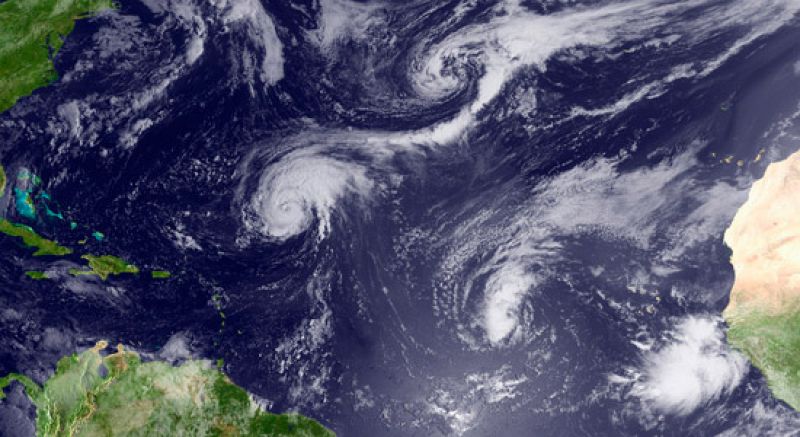 El huracán Earl se fortalece y adquiere la categoría 4 a su paso por las Antillas