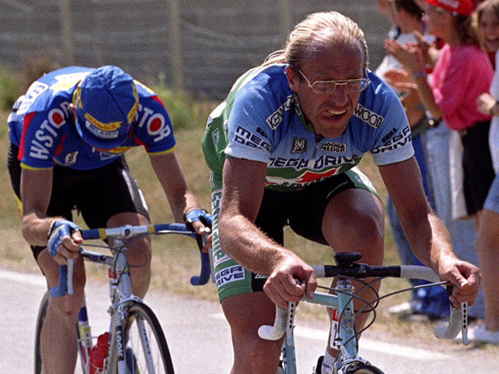 El pelotón de la Vuelta ciclista a España  está de luto por la muerte del doble ganador del Tour Laurent Fignon. Carlos de Andrés y Pedro Delgado recuerdan al campeón francés.