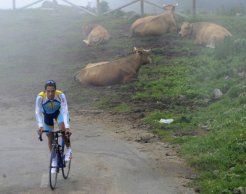 Contador se daña la rodilla derecha tras una caída