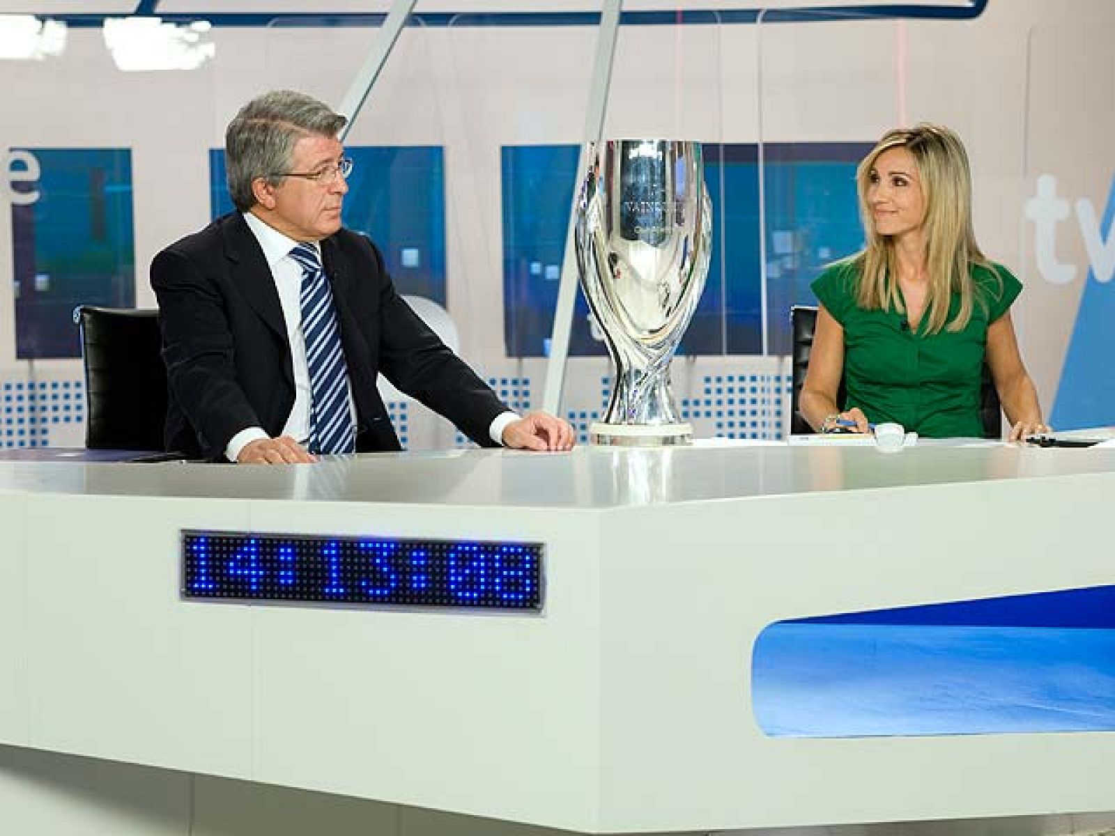 El presidente del Atlético de Madrid, Enrique Cerezo, ha visitado los estudios de TVE con la Supercopa de Europa